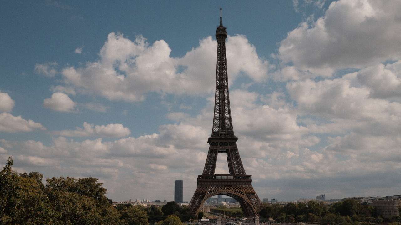 Foto un video: Ar saplēstu čemodānu, žurkām un peļķēm kurpēs. Pieredzes stāsts par koncertu medībām Dublinā un Parīzē