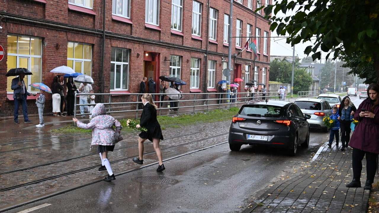 Foto un video: Ar ziediem lietū un haosā uz ceļa. 1. septembris Liepājā atgādina par skarbo satiksmes drošības realitāti