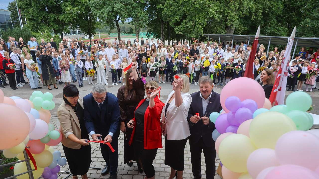 Foto: Būvdarbi noslēgušies straujā tempā. Priekules pamatskolēni atgriežas atjaunotajā skolā