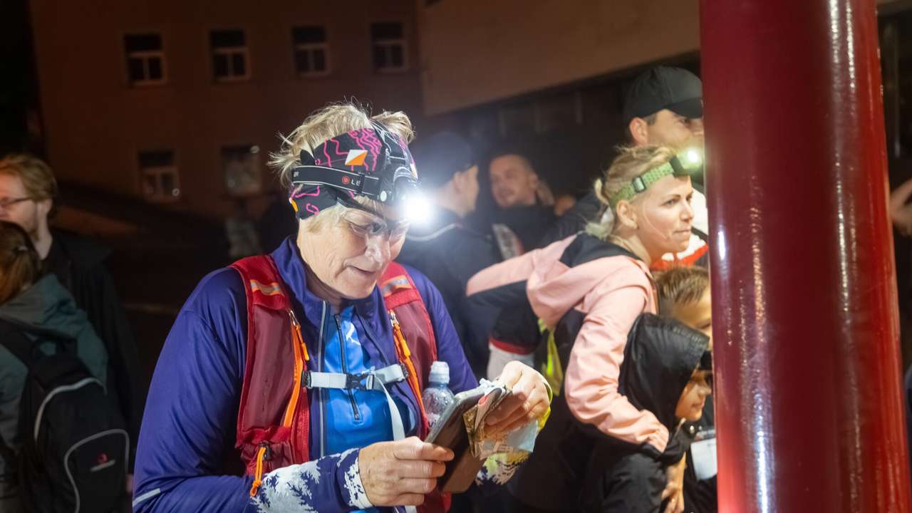 Foto un video: Vairākas stundas tumsā un lukturīšu gaismā. Liepājā aizvadīta Latvijas Orientēšanās nakts
