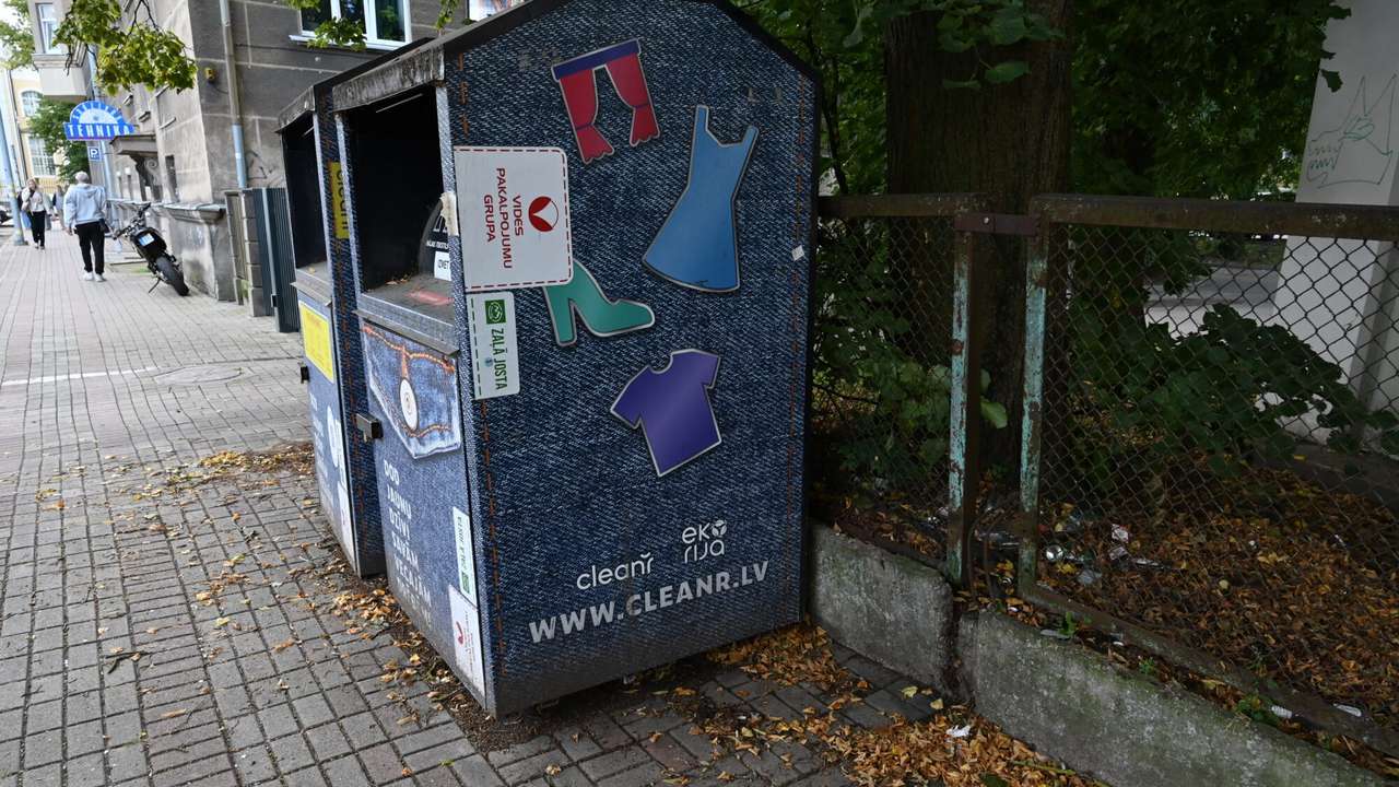 Foto: Sabiedrības spiediens strādā – Radio ielā pie tekstila konteinera savākti gruži un pudeles