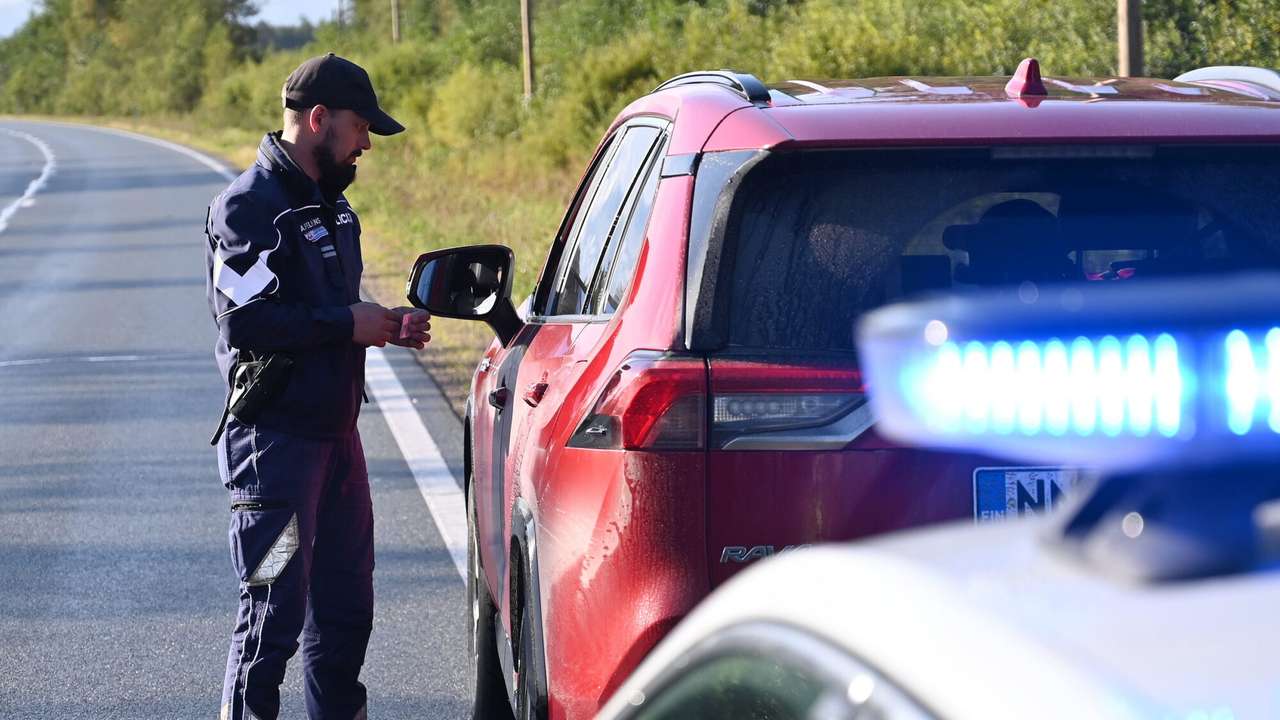 Foto un video: Drošības dienu reidā mieru uz ceļiem traucē viens "lidojošais soms"