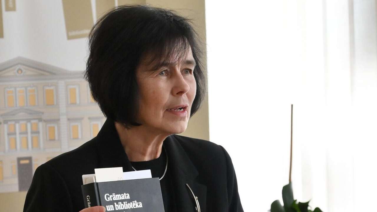 Foto: "Pustonna smags sūtījums melnā un sudrabā". Liepājas Centrālajā zinātniskajā bibliotēkā svinīgi atklāj apjomīgu monogrāfiju