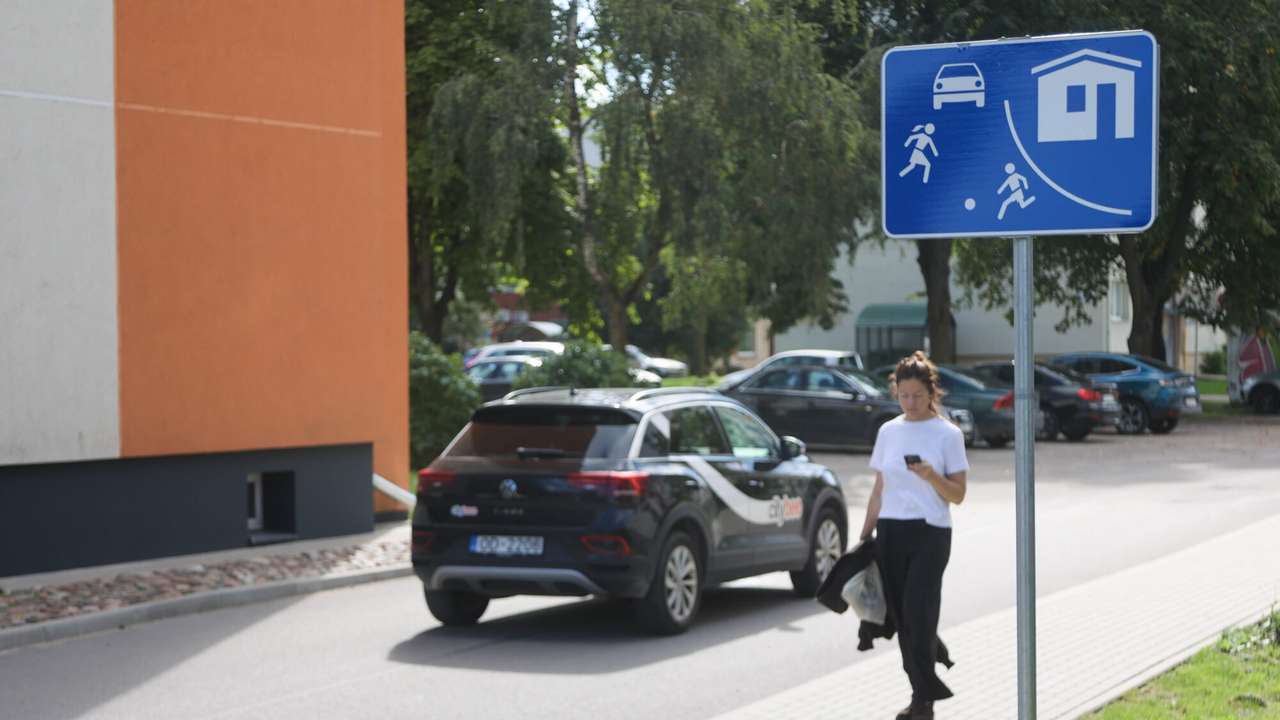 Foto: Ceļa zīmi "Dzīvojamā zona" interpretē pēc apstākļiem