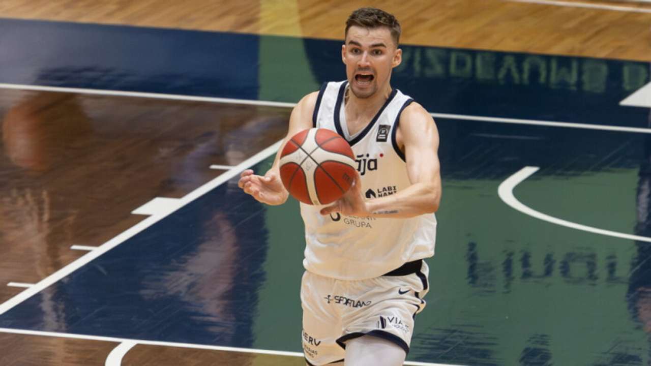 Foto: "Liepājas" basketbolisti savā laukumā zaudē Igaunijas čempionei