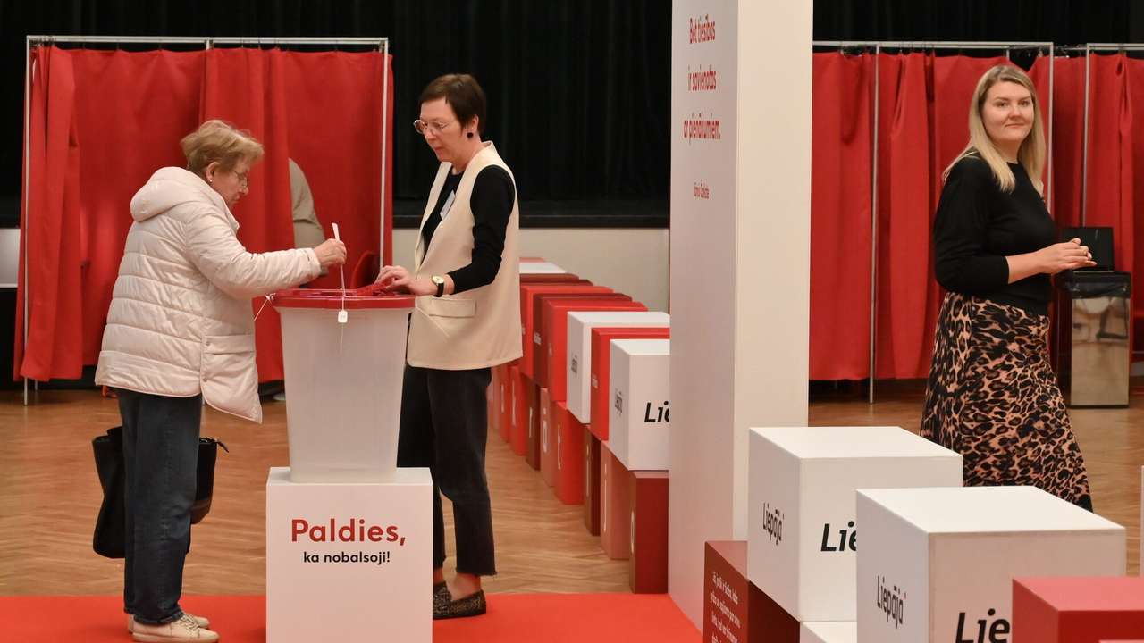Foto un video: Liepājā vēlētāji ierodas jau pirms balsošanas sākuma