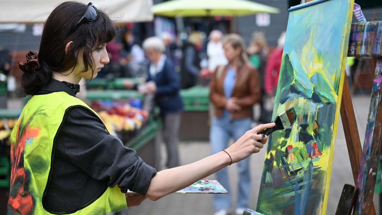Foto un video: Burzma un rosība rada iedvesmu. Topošie mākslinieki Pētertirgu pārvērš brīvdabas galerijā
