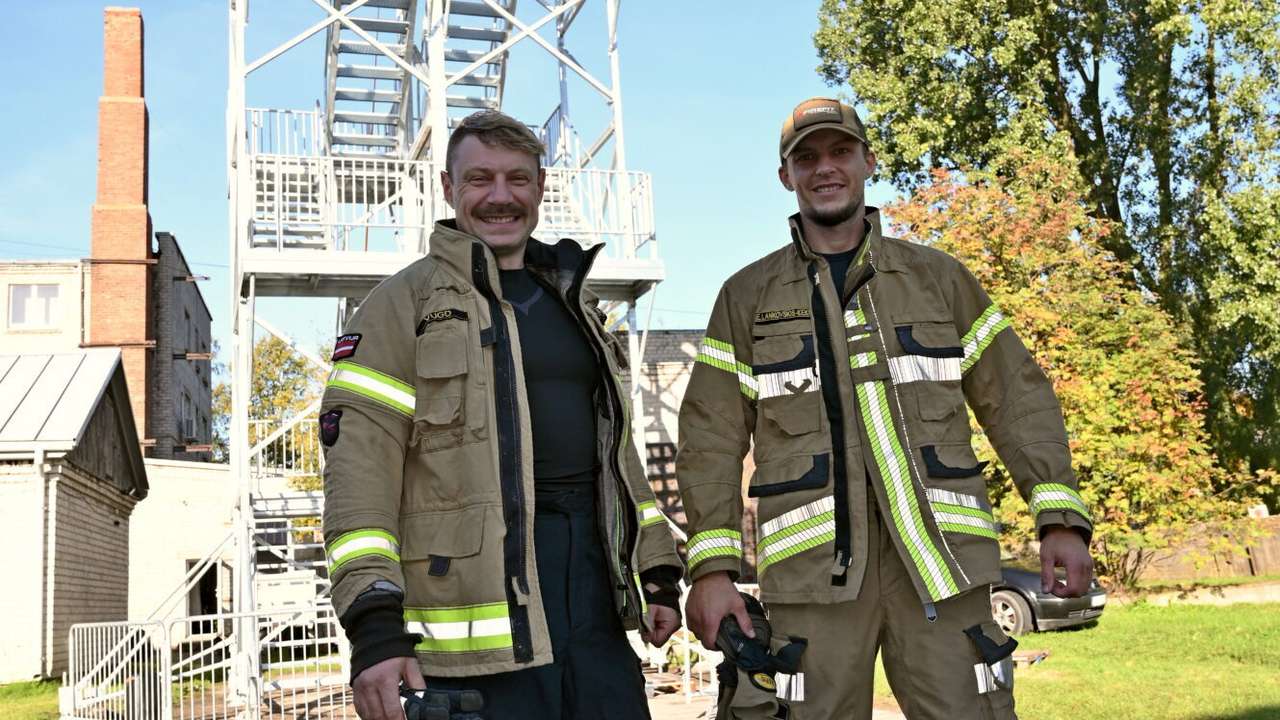 Foto: Liepājā pirmo reizi notiks čempionāts "Stiprais ugunsdzēsējs". Izmēģināts jaunais mobilais tornis