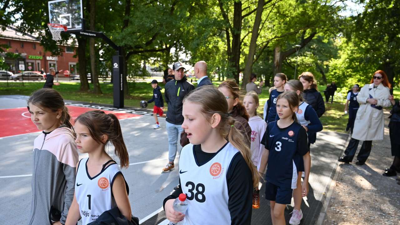 Foto un video: Pateicoties liepājnieka idejai – Raiņa parkā atklāj atjaunoto basketbola laukumu