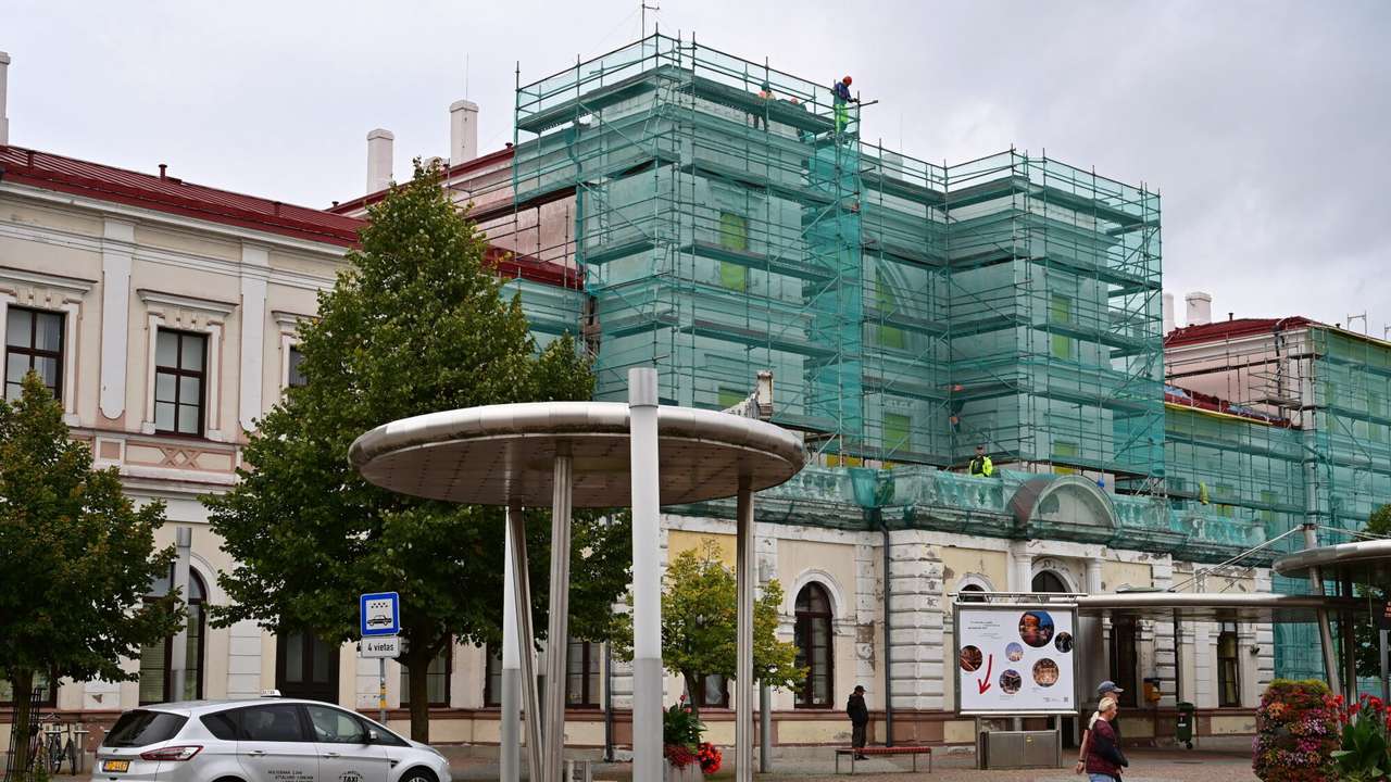 Foto: Mainās Berči veidotā pilsētas vizītkarte. Dzelzceļa stacijas ēkai maina logus un atjauno fasādi