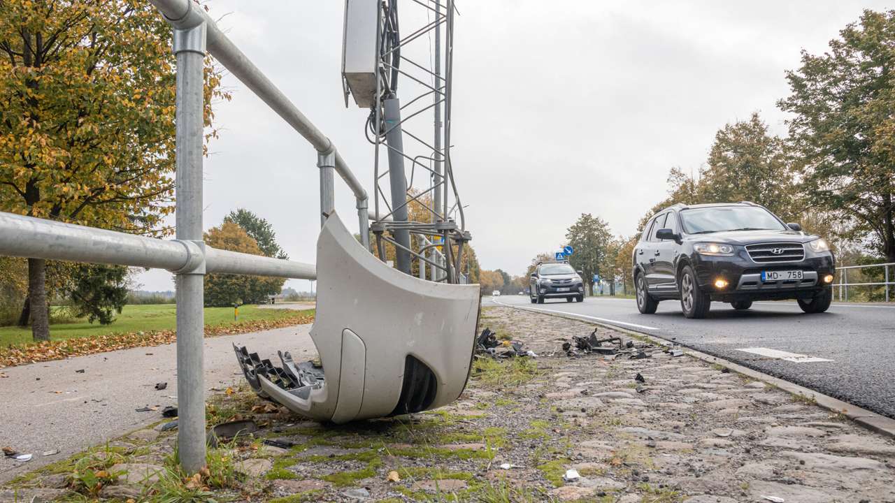 Foto: Pie Liepājas robežas notikusi avārija, satiksme bija īslaicīgi traucēta