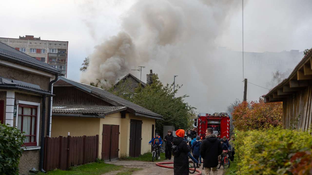 Foto un video: Riņķu ielā aizdegusies ēka
