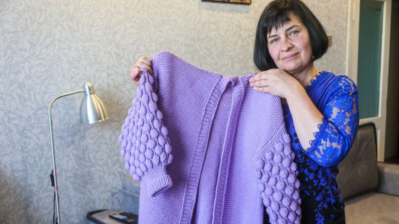 Foto: 365 zeķu pāri jaundzimušajiem. Vaiņodes rokdarbniece Aiga Strēle ada no sirds un pateicībā par dzīvi