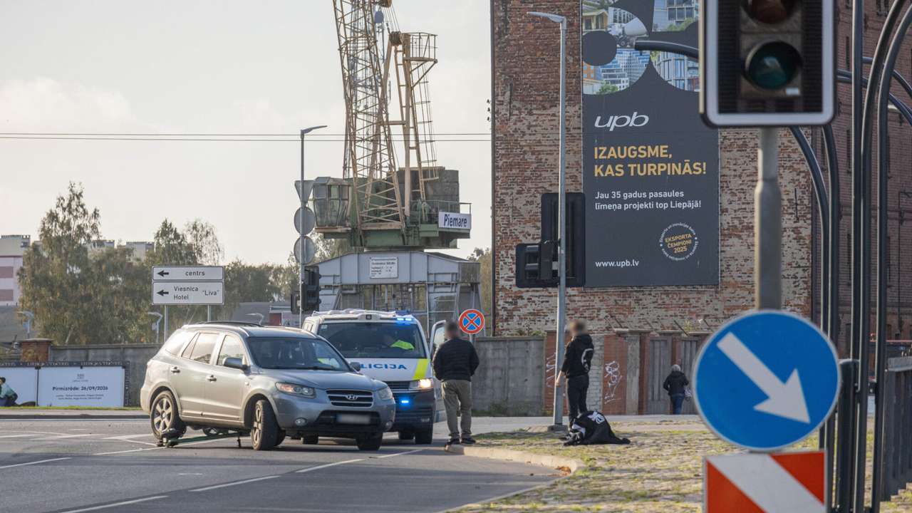 Foto: Ar skrejriteni pa Tramvaja tiltu rullē "uz Rīgu" pie sarkanā signāla