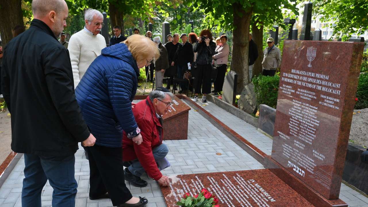 Foto: Ebreju kapos atklāj atjaunoto memoriālu
