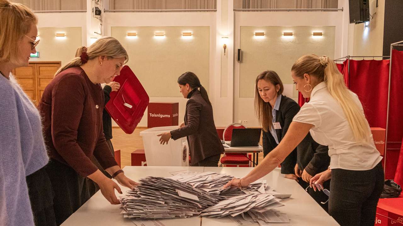 Foto un video: CVK: Pirms Saeimas vēlēšanu balsu skaitīšanas bija jāpārbauda vairāk nekā 700 balsojumu