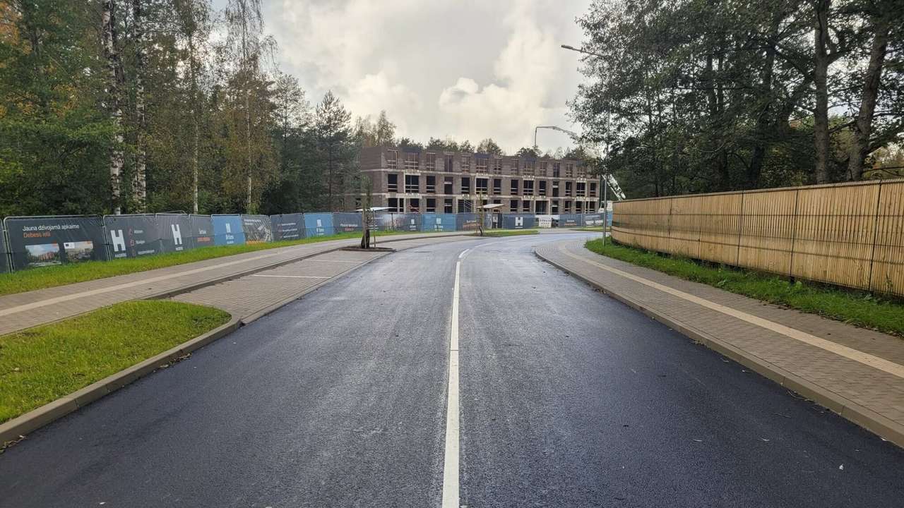 Foto: Jauns asfalts un apļveida krustojums – Liepājas dienvidrietumos pabeigta Debess ielas izbūves pirmā kārta