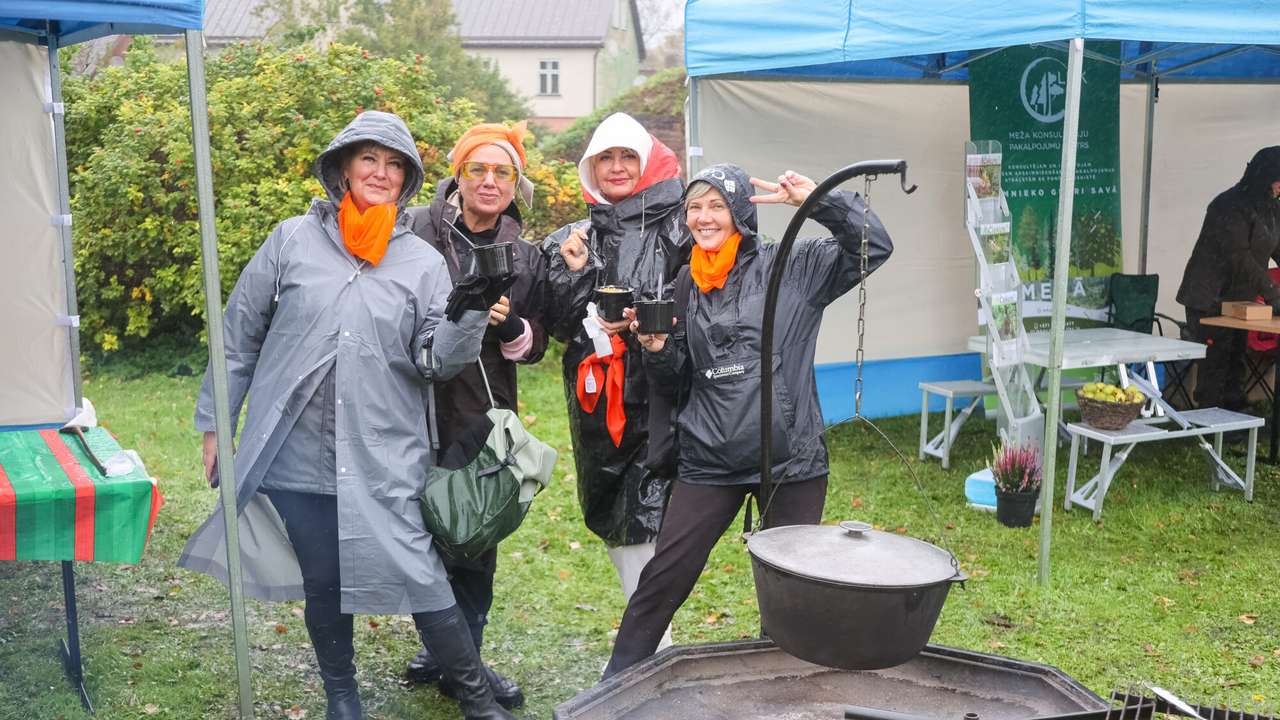 Foto: Lietus netraucē Durbē baudīt putru, pārbaudīt spēku un svērt ķirbjus