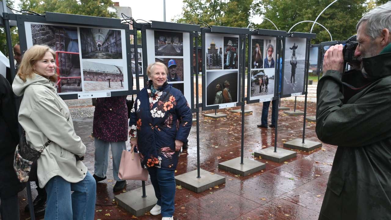 Foto: Trīs gadu desmiti fotogrāfijās: Jāņa Čakstes laukumā atvērta brīvdabas izstāde "Viena diena Liepājā"