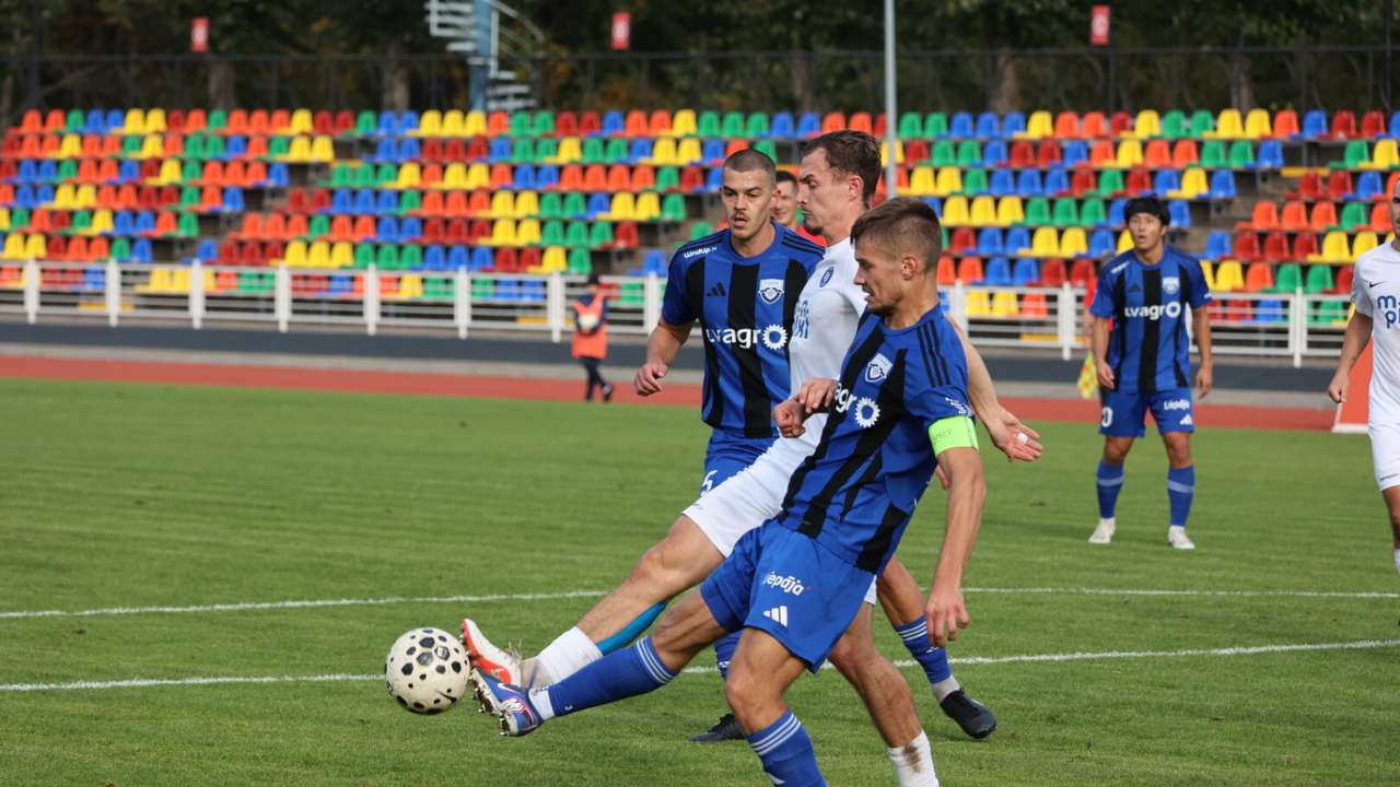 Foto: "Grobiņas" futbolisti futbola virslīgā pārspēj Ogres vienību