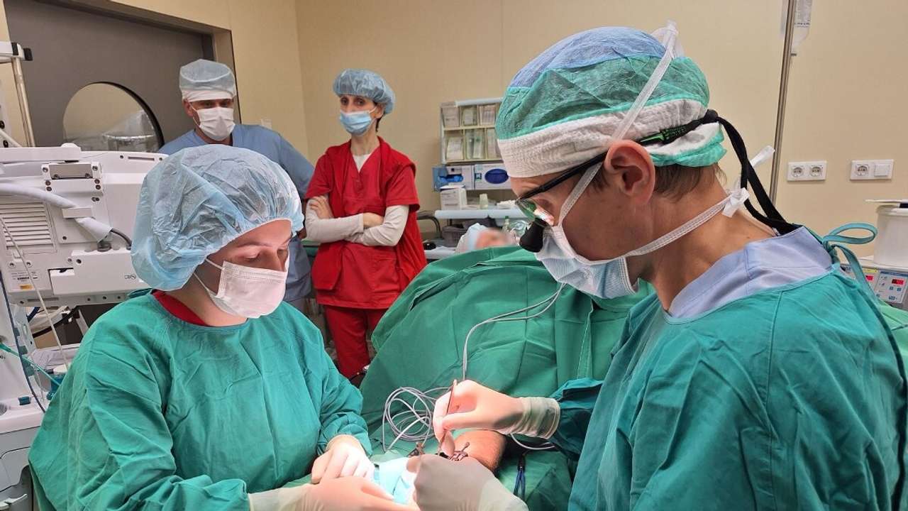 Foto: Liepājas Reģionālajā slimnīcā pirmo reizi veikta pirksta pamatlocītavas protezēšana ar silikona protēzi