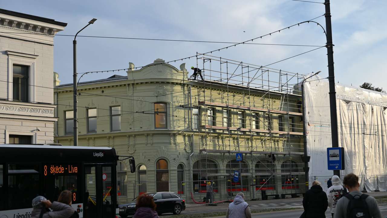 Foto: Krīt priekškars, un liepājnieku acīm atveras greznā kādreizējā restorāna "Jūra" ēka Lielajā ielā