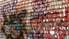 Aptur jauniešus apzīmēt viesnīcas sētu