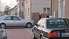 Automašīnas novieto uz gājēju un veloceliņa