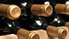 Vīrietis veikalā mēģina nozagt vīna pudeli