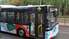 Vīrietis krītot, ar galvu izsit autobusa durvju stiklu