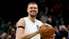 Video: Porziņģis no "Celtics" Ziemassvētkos saņēmis džemperi un konfektes