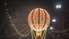 Foto: Atkal priecē Liepājas Ziemassvētku rotājumu lielākā zvaigzne – gaisa balons Jāņa Čakstes laukumā