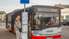 Foto un video: Autobusu maršrutu izmaiņas ienes jucekli un dusmas – cilvēki kavē darbu vai spiesti izkāpt